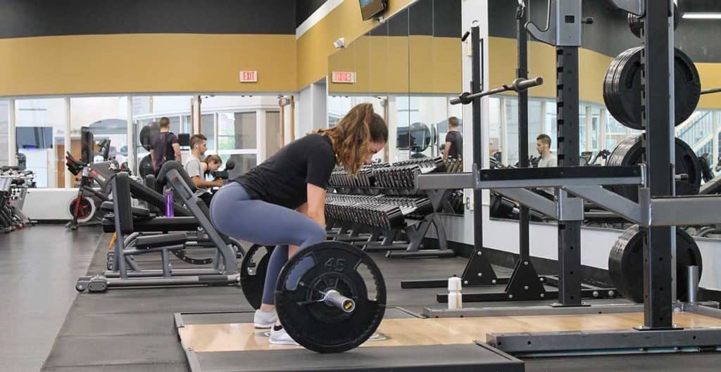 Healthy In College girl deadlift