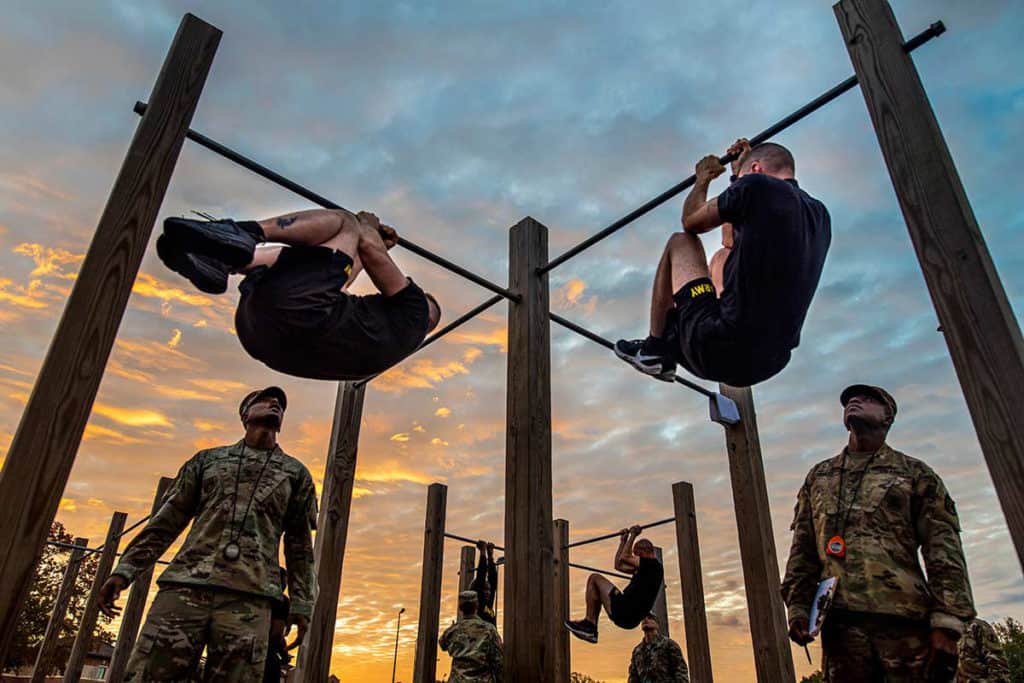 guys performing the army combat fitness test leg tuck